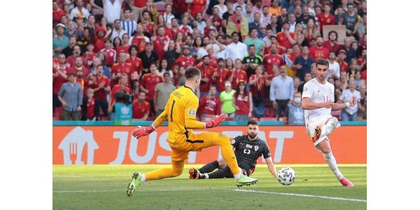 La selección de fútbol de España derrotó a la selección de fútbol de Croacia para avanzar a los cuartos de final